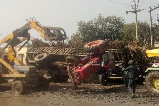 Sugarcane-filled tractor-trola overturns on the contact route