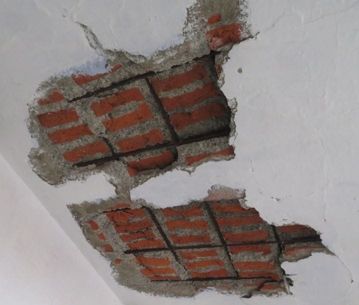 Shallow room ceiling plaster broken, student injured