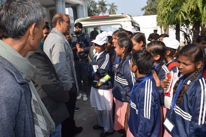 शिबली कालेज में पुस्तक मेले में आये छात्राओं से बात करते डीएम एनपी सिंह।