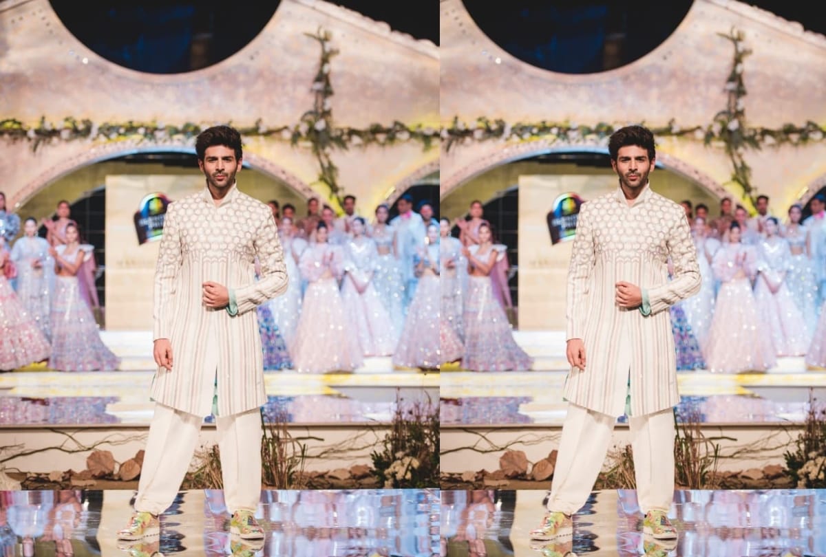 kareena kapoor walk on ramp with kartik aryan in manish malhotra lehenga