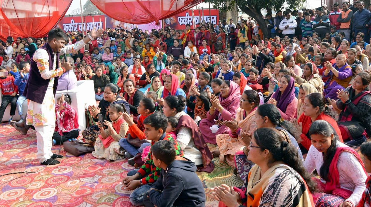 Devotees shouted at Sai bhajans