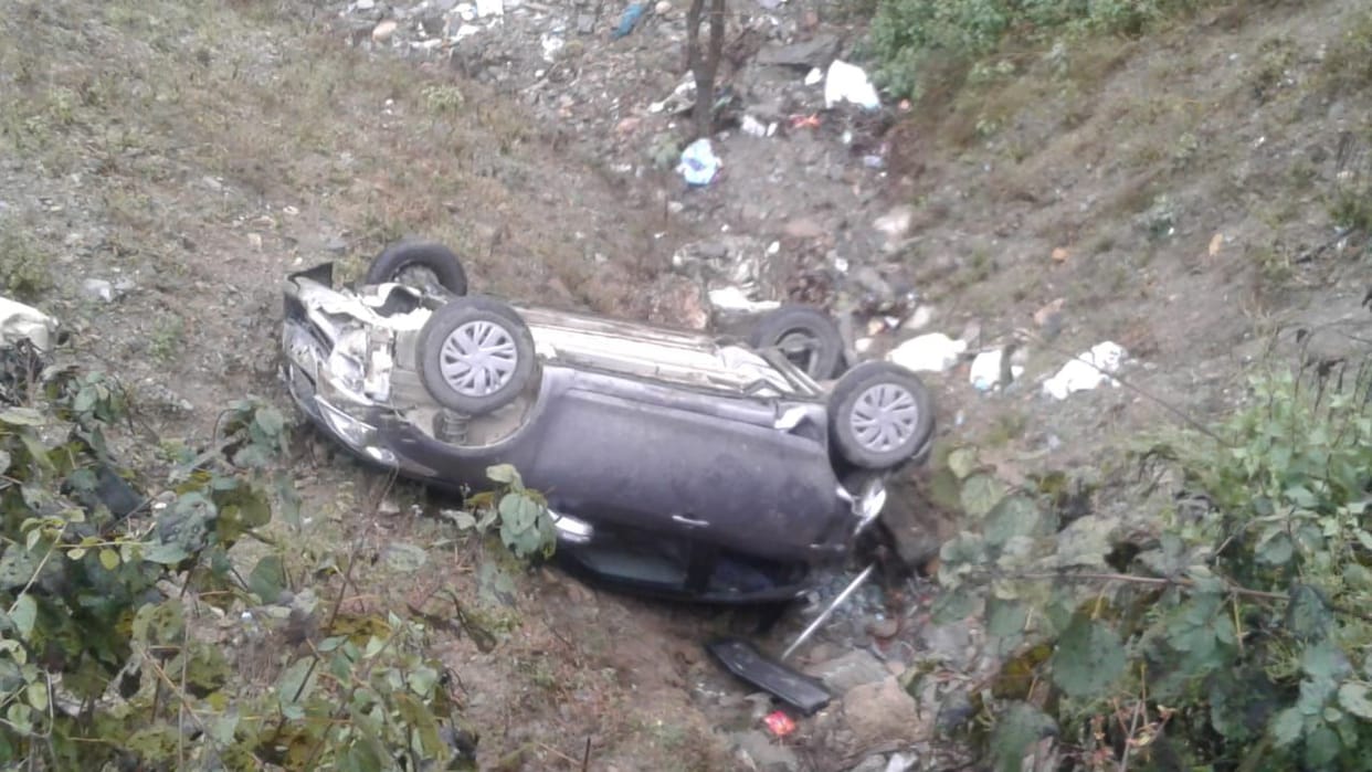 Car returning from Barat fell into a ditch, four injured
