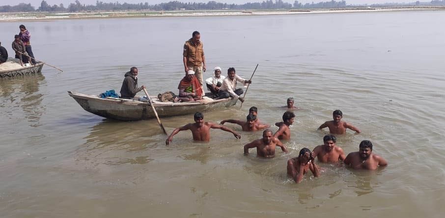 ganga yaatra se laapata hua naavik, ganga mein doobane kee aashanka