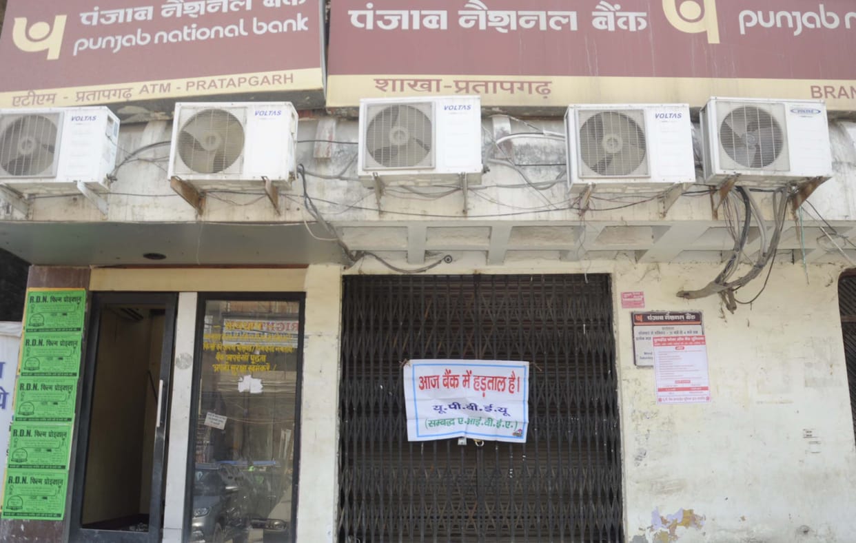 Lockout, sloganeering in banks for second day