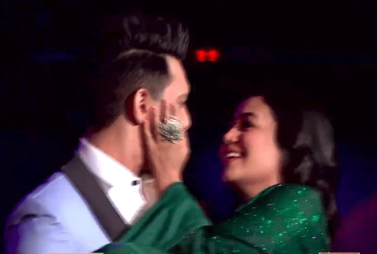neha kakkar and aditya narayan romantic dance on set indian idol 11
