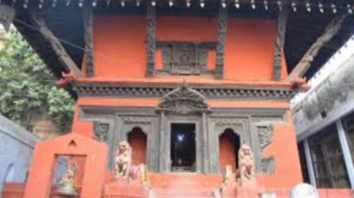 Varanasi Pashupatinath temple built by nepali king patronized by Nepali government