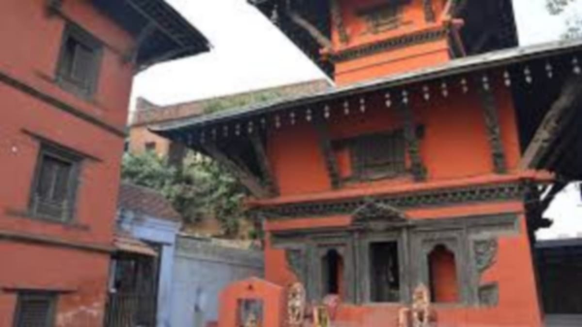 Varanasi Pashupatinath temple built by nepali king patronized by Nepali government