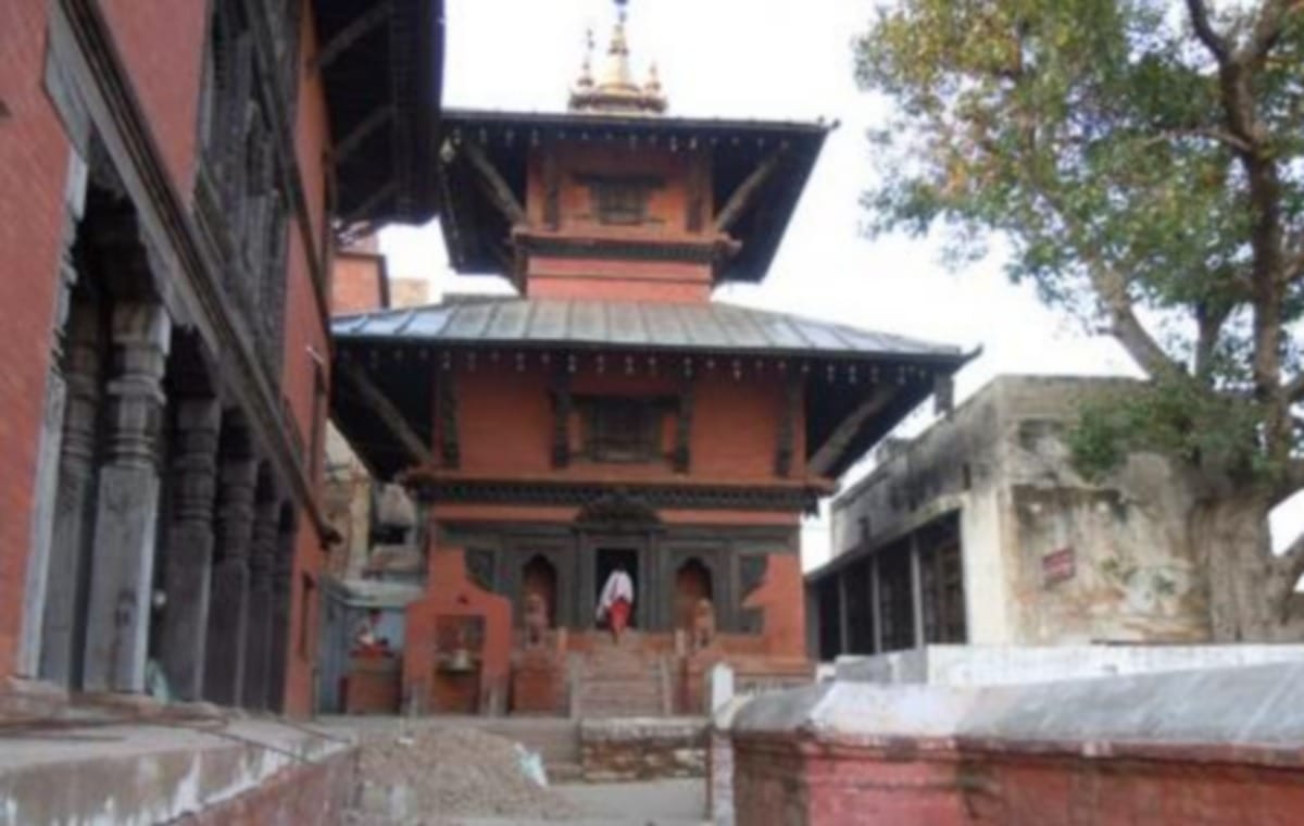 Varanasi Pashupatinath temple built by nepali king patronized by Nepali government