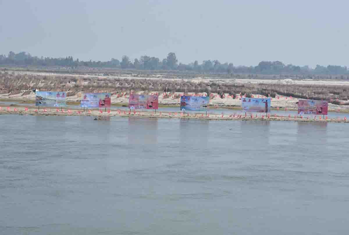 boat full of soldiers overturned in the Ganges