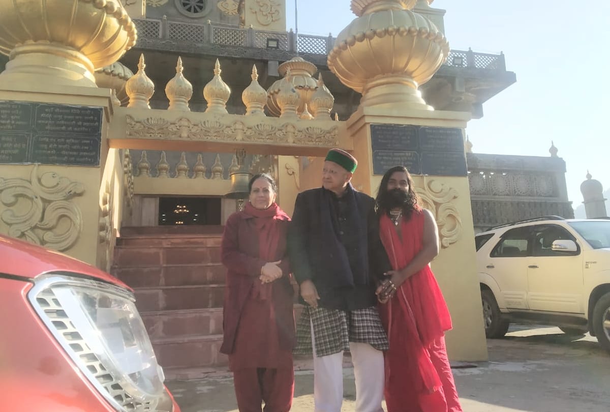 Cm Virbhadra Singh Paid Obeisance At Ramlok Temple solan in Himachal Pradesh