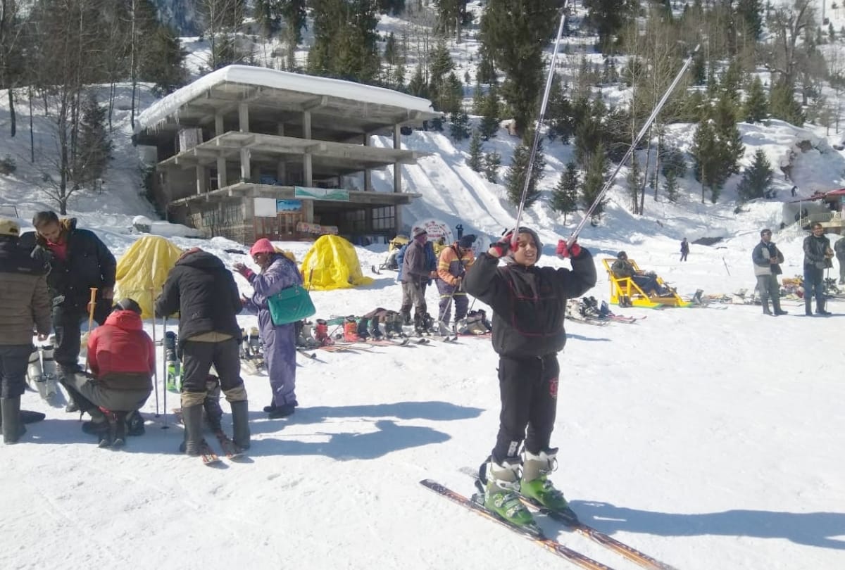Skiing in Solang Valley tourist in kullu in himachal pradesh