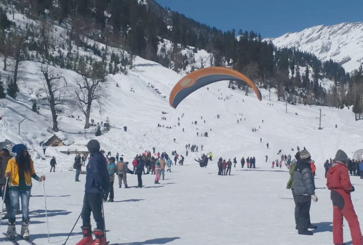 Skiing in Solang Valley tourist in kullu in himachal pradesh