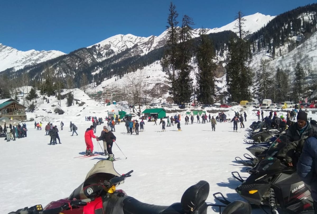 Skiing in Solang Valley tourist in kullu in himachal pradesh