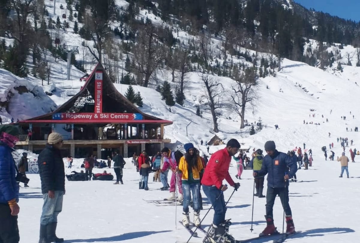 Skiing in Solang Valley tourist in kullu in himachal pradesh