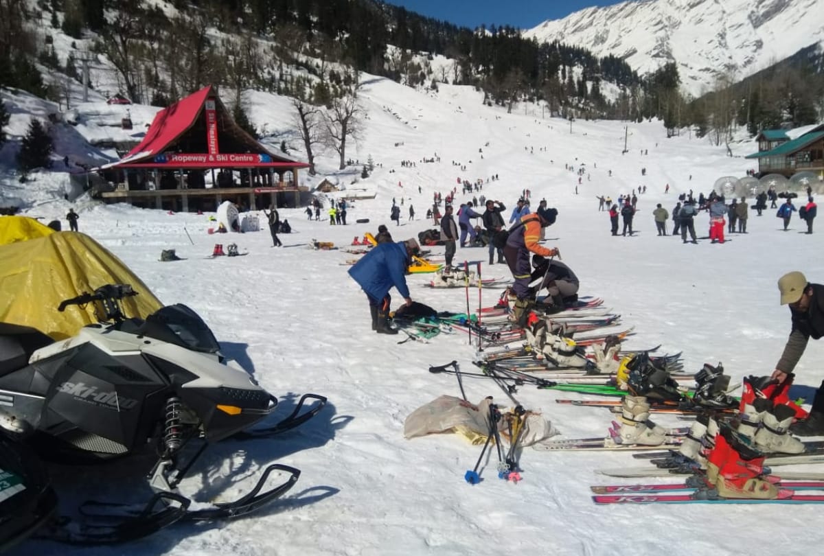 Skiing in Solang Valley tourist in kullu in himachal pradesh