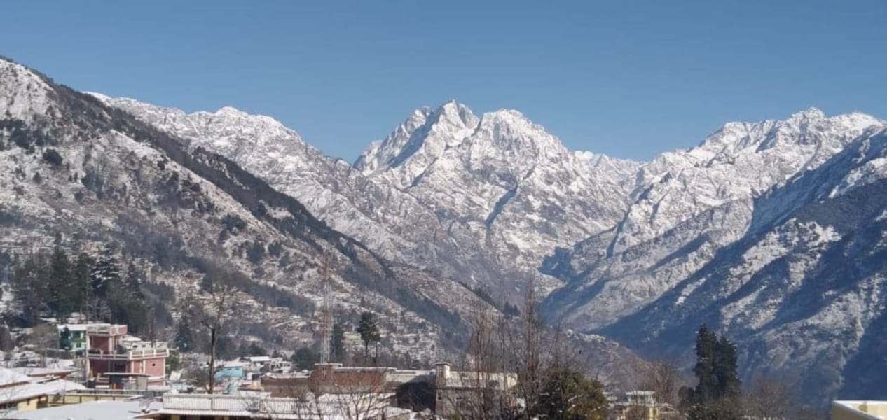uttarakhand : water fall freezes in Munsiyari's Kalamuni