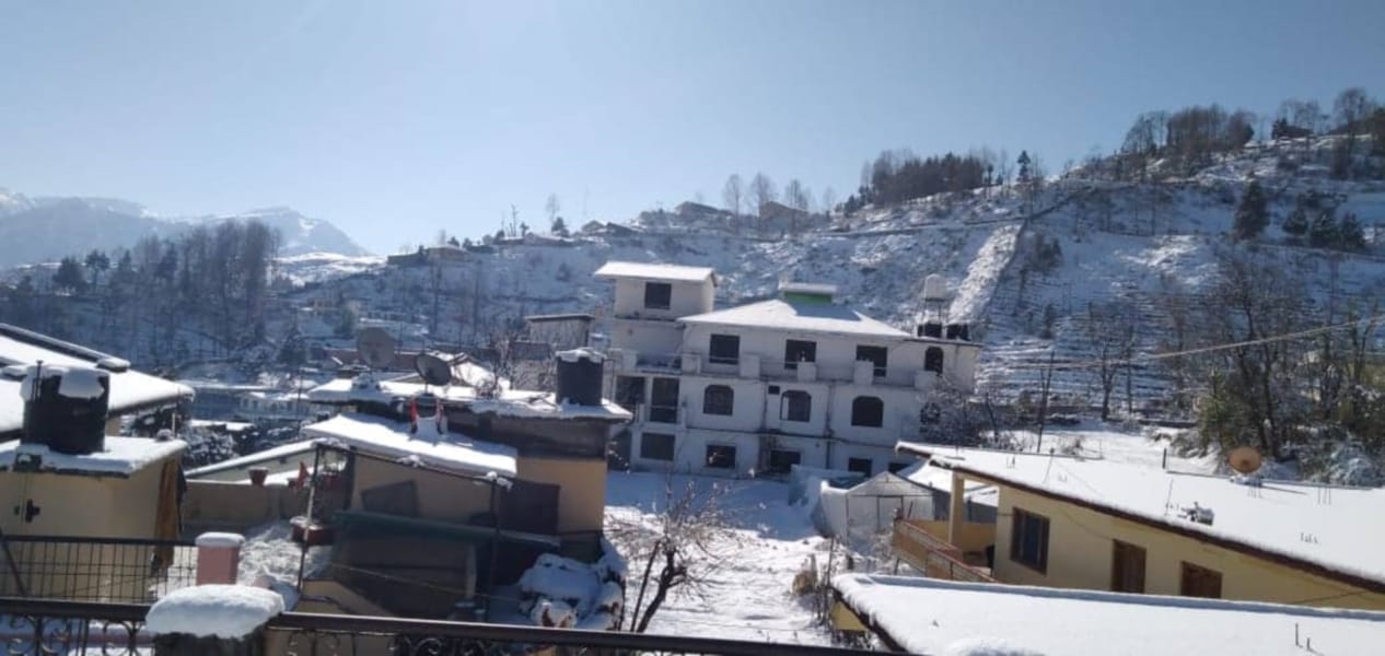uttarakhand : water fall freezes in Munsiyari's Kalamuni