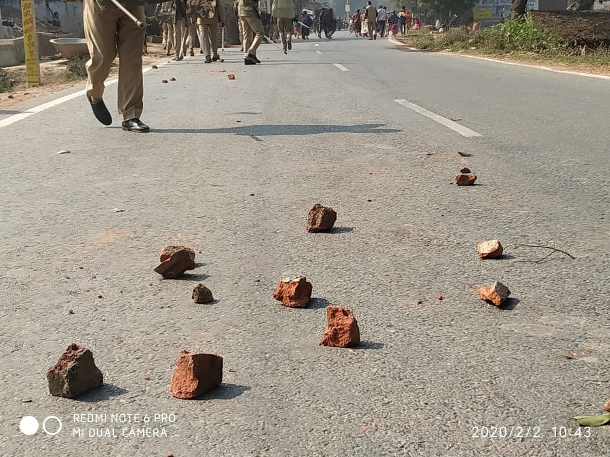Stine pelting clash between two villagers tension in ghazipur dist