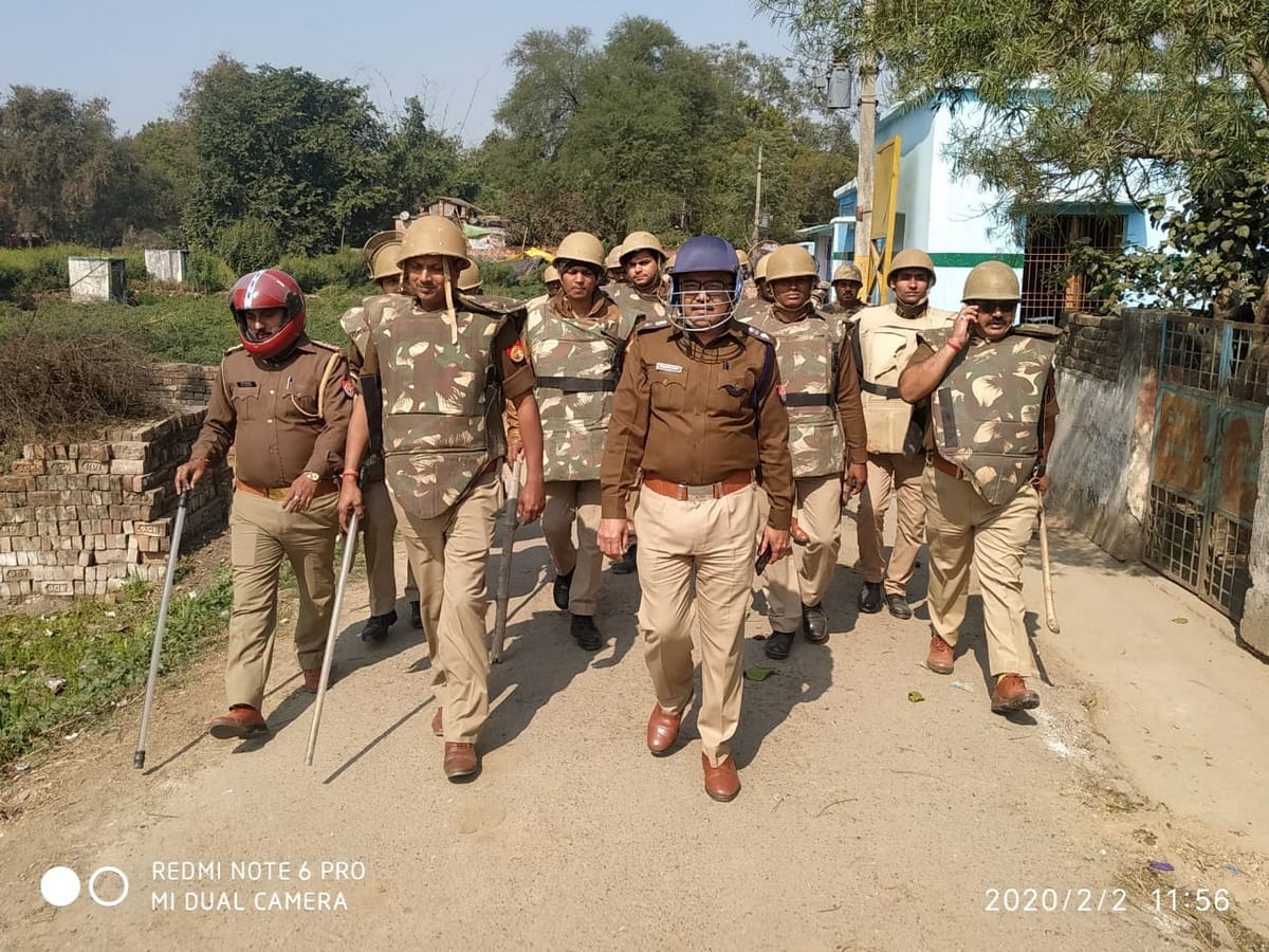 Stine pelting clash between two villagers tension in ghazipur dist