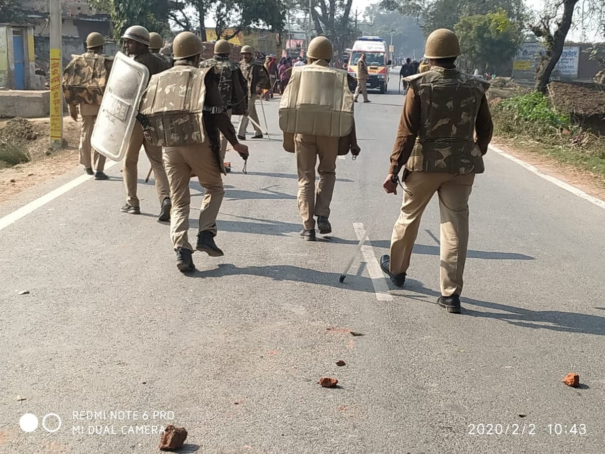 Stine pelting clash between two villagers tension in ghazipur dist