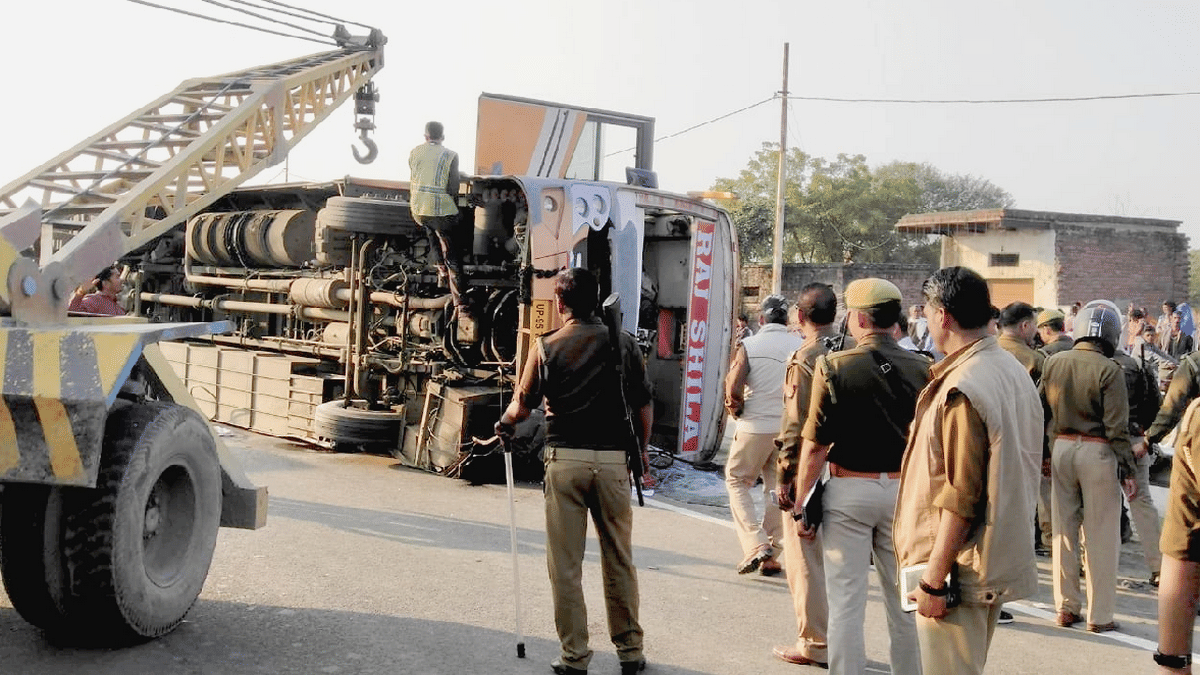 Tourist bus overturned many injured varanasi prayagraj highway in bhadohi