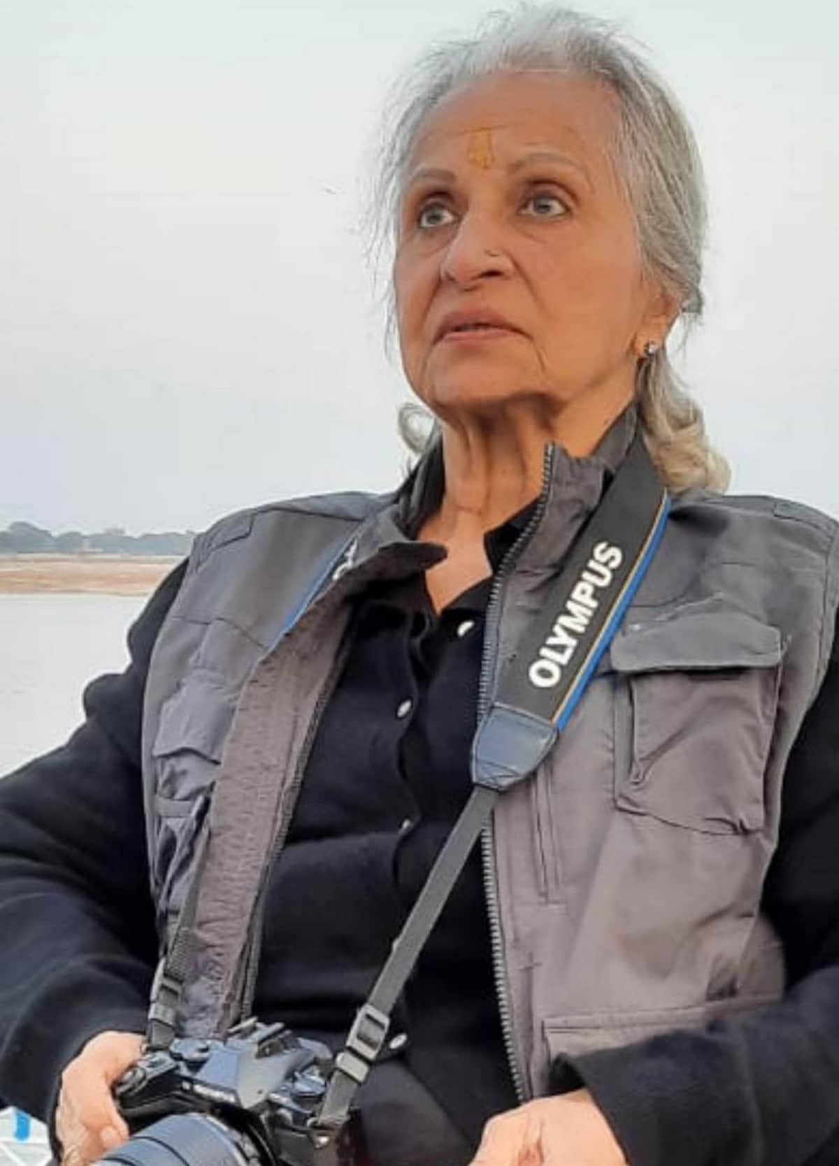 Actress waheeda rahman visit varanasi ganga aarti ghat boating