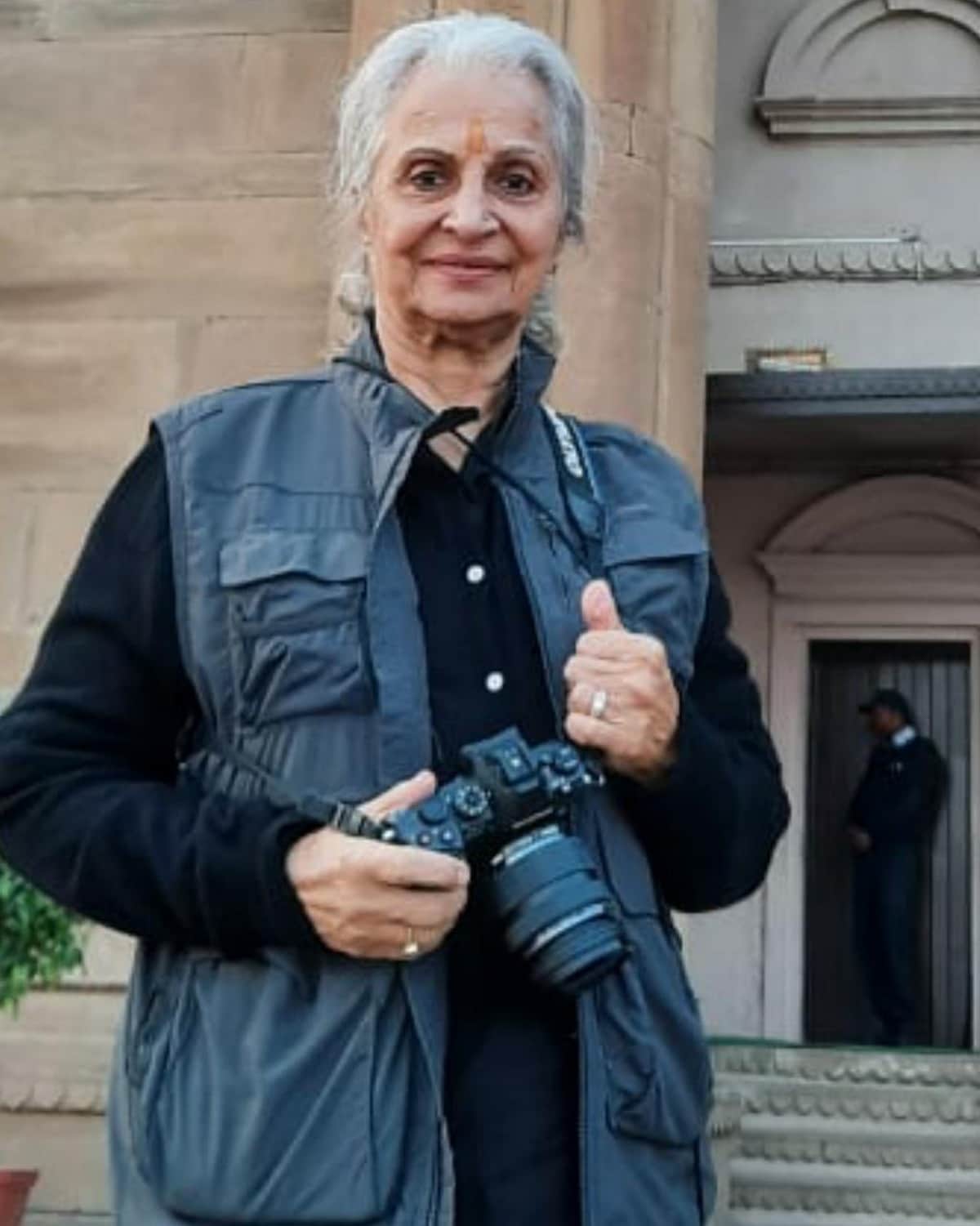 Actress waheeda rahman visit varanasi ganga aarti ghat boating