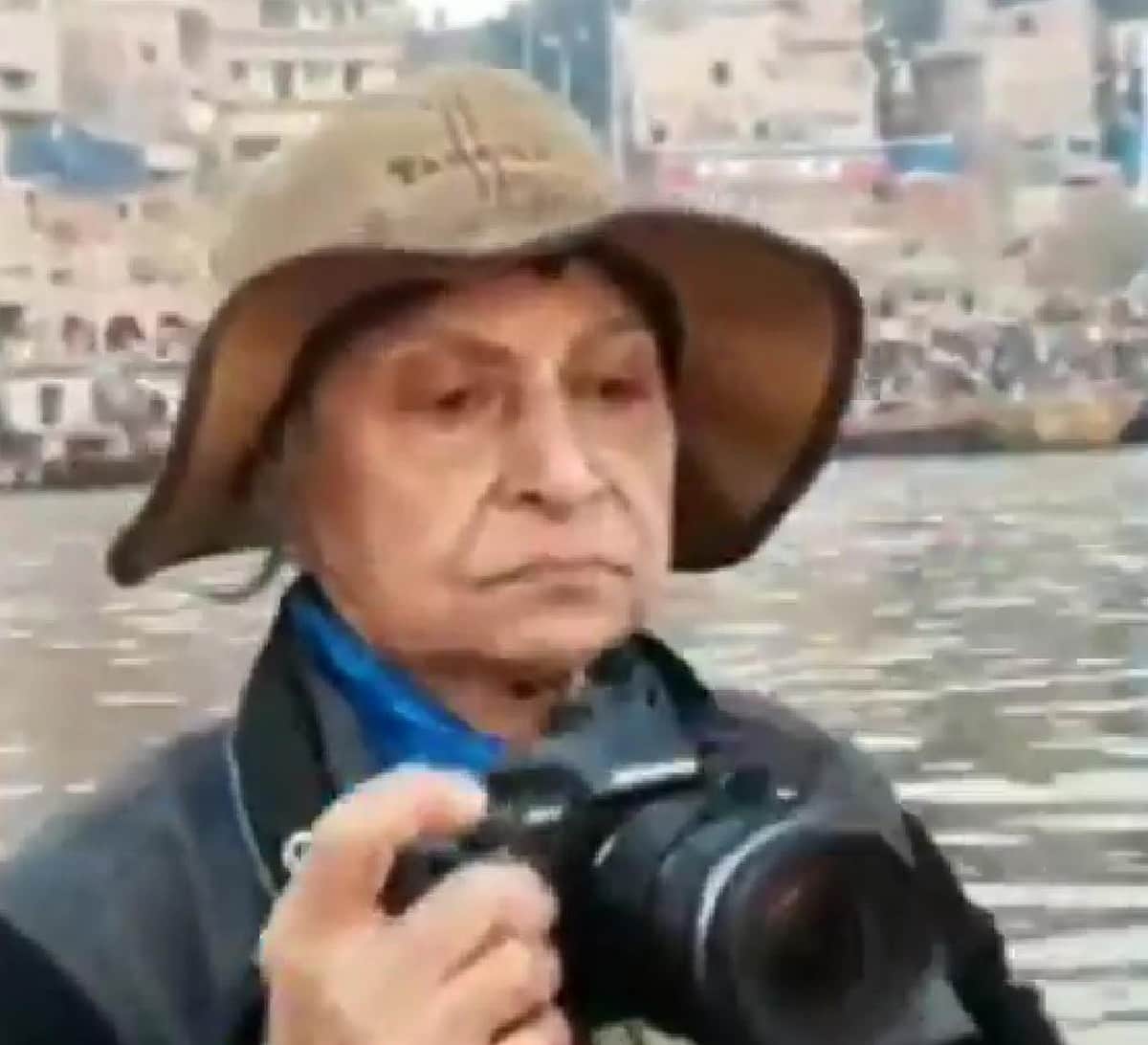 Actress waheeda rahman visit varanasi ganga aarti ghat boating