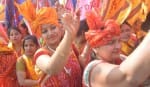 गोंडा में श्री श्याम मंदिर के वार्षिकोत्सव को लेकर निकाली गई निशान शोभा यात्रा में झूमते गाते श्?