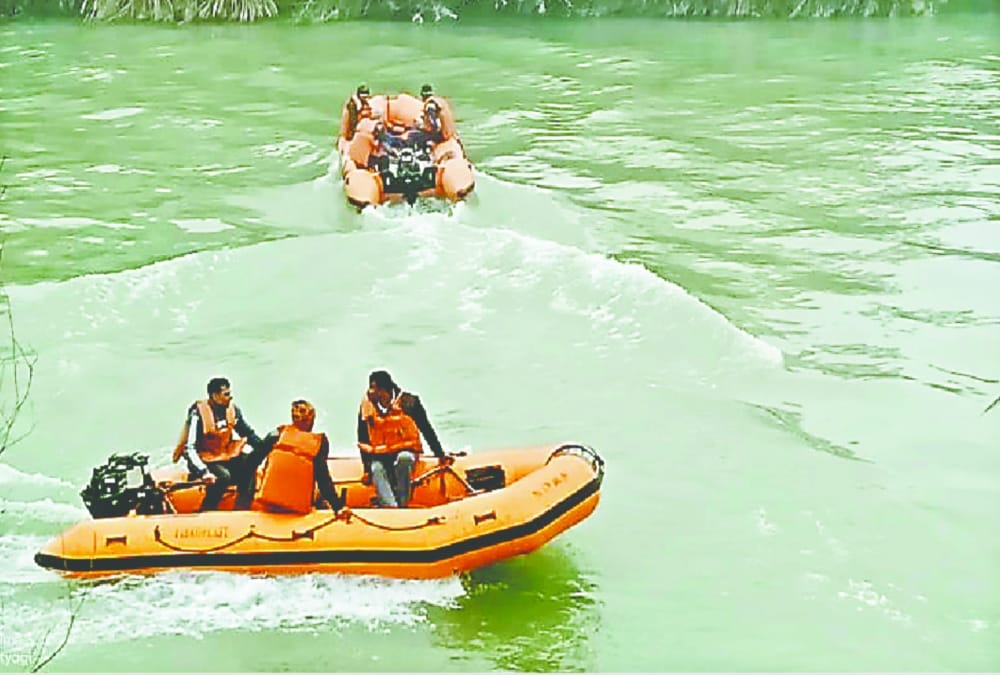 Car Fell into into Muradnagar gang nahar, Family members of drowned girl feared