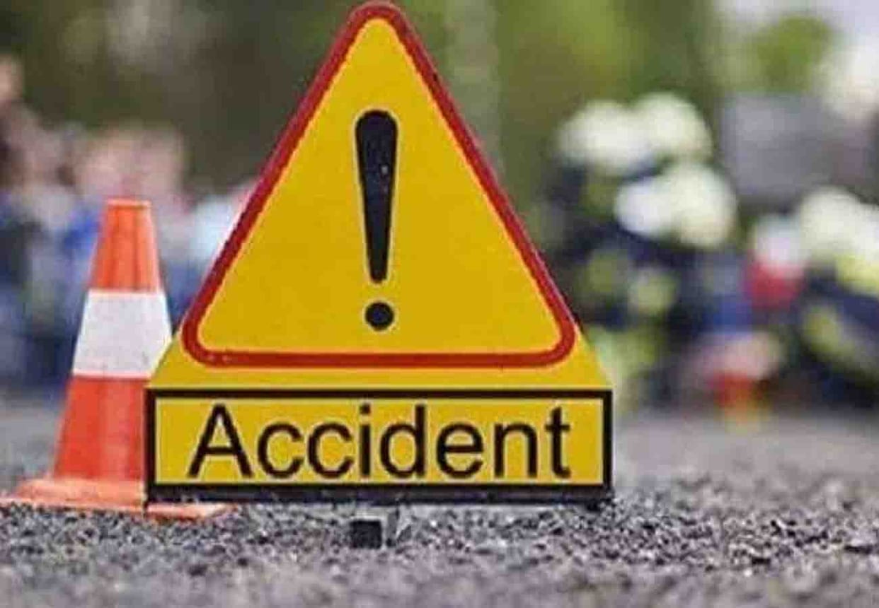 Road accident in Farrukhabad, two youth died