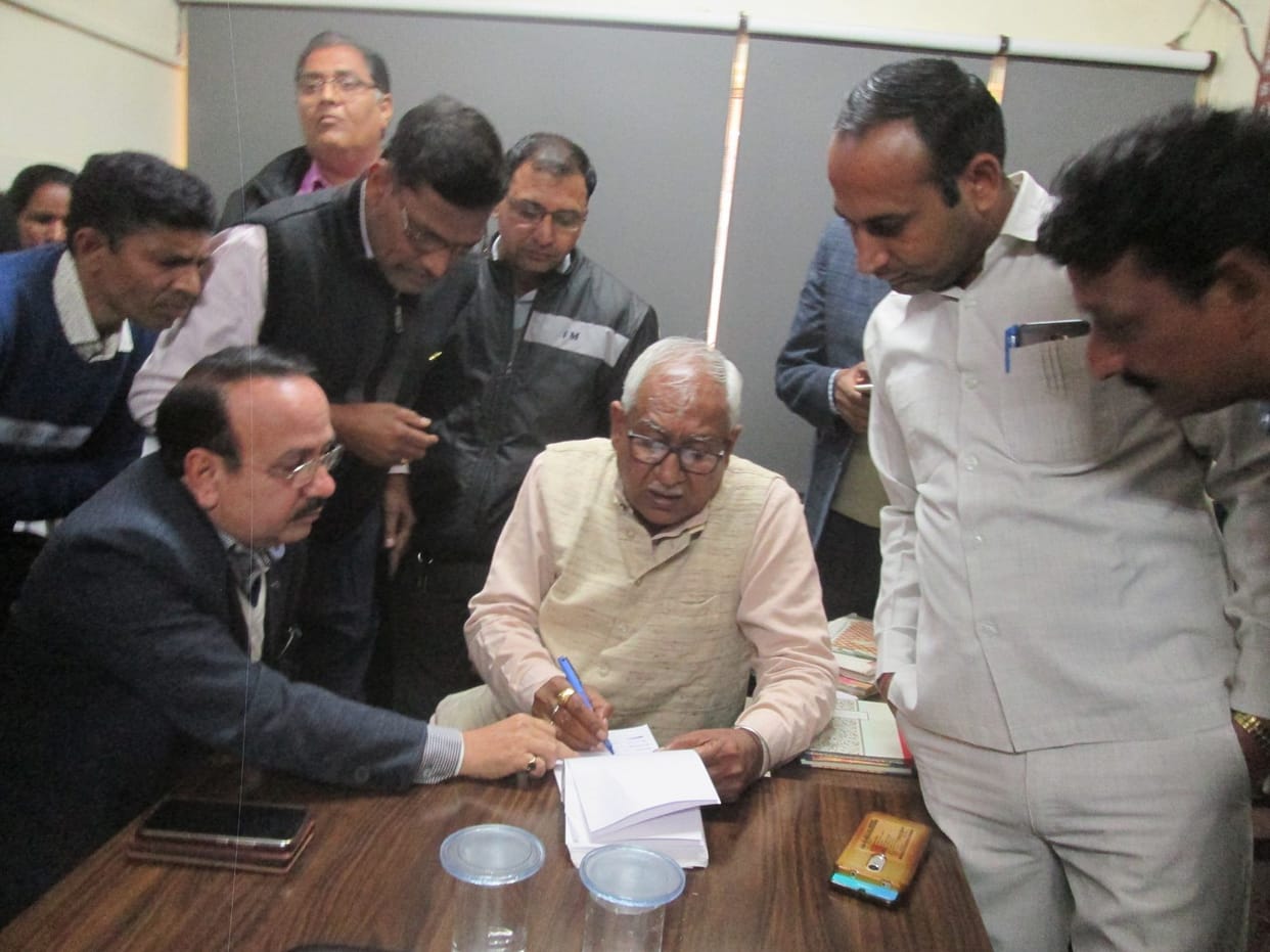 Minister's surprise inspection in hospital, spoke to Vij to suspend two employees