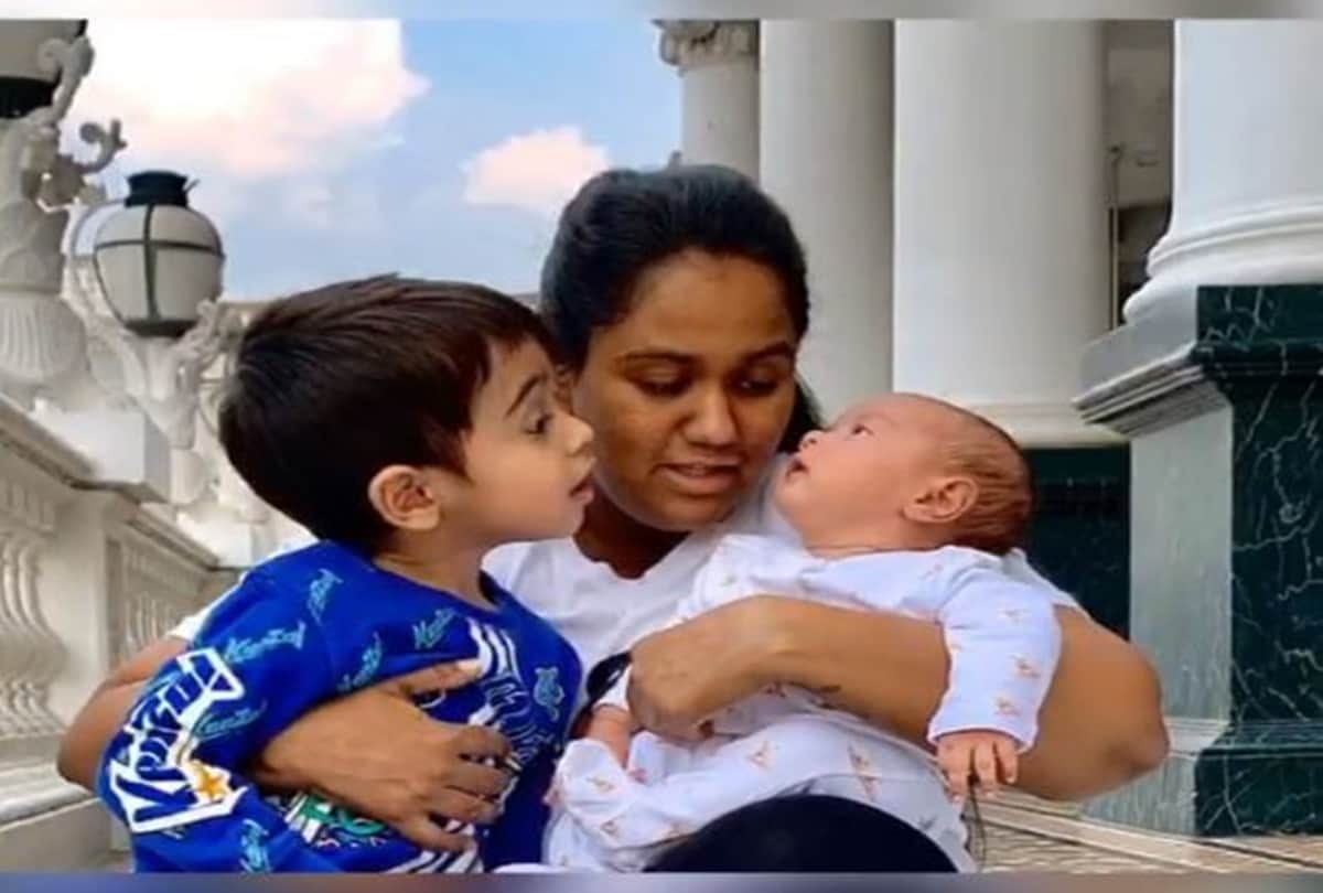 Salman Khan Sister Arpita Khan Sharma Poses With Kids Aahil Sharma And Aayat Sharma Photos Viral