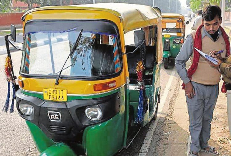Auto Rickshaw Drivers Charginh Arbitrary rent in Chandigarh
