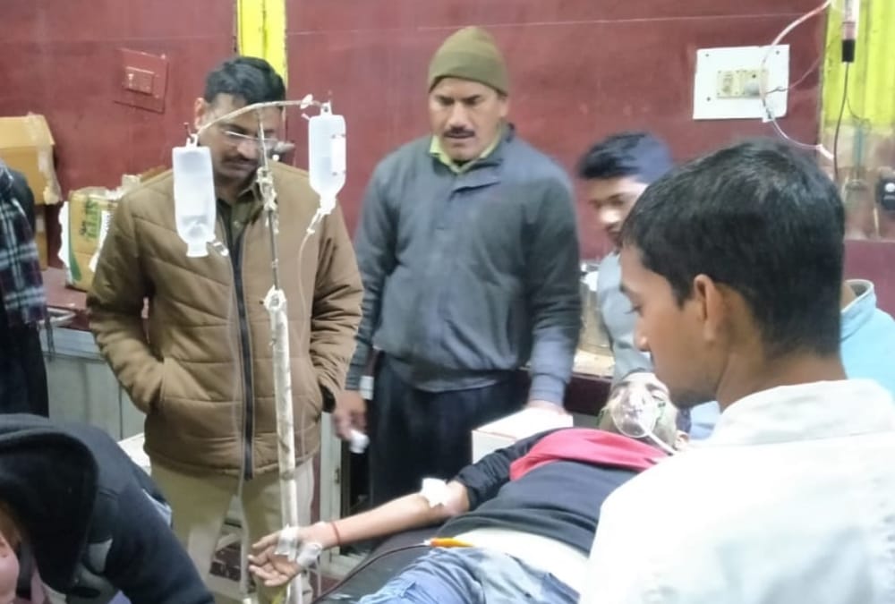 Jan Seva kendra sanchalak get shot in Ayodhya.