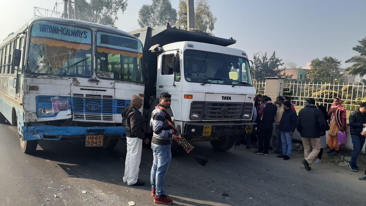 roadways bus entered into truck, 4 passengers injured