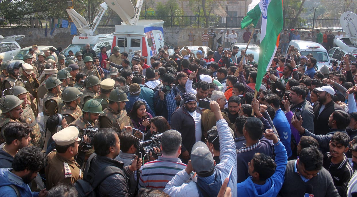 Slogans shouting Hindu army workers arrived to vacate Shaheen Bagh road