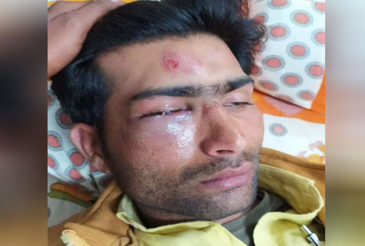 Bjp Leader Beat By Policeman in Sirsaganj Police Station