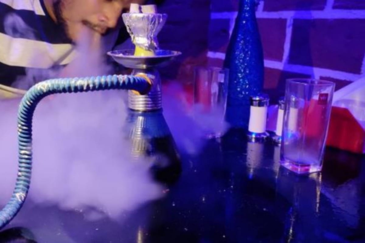 Girld and boys arrested from hookah bar while police raided in restaurant azamgarh up