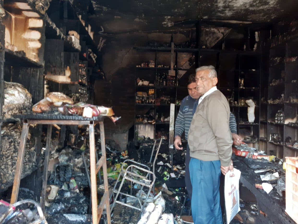 fire in shop, goods burned, fatehabad