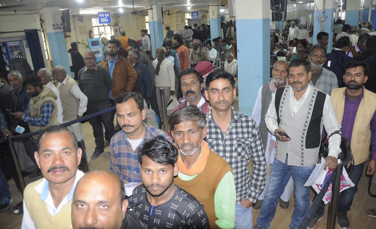 Open bank, crowd gathered after three days of detention