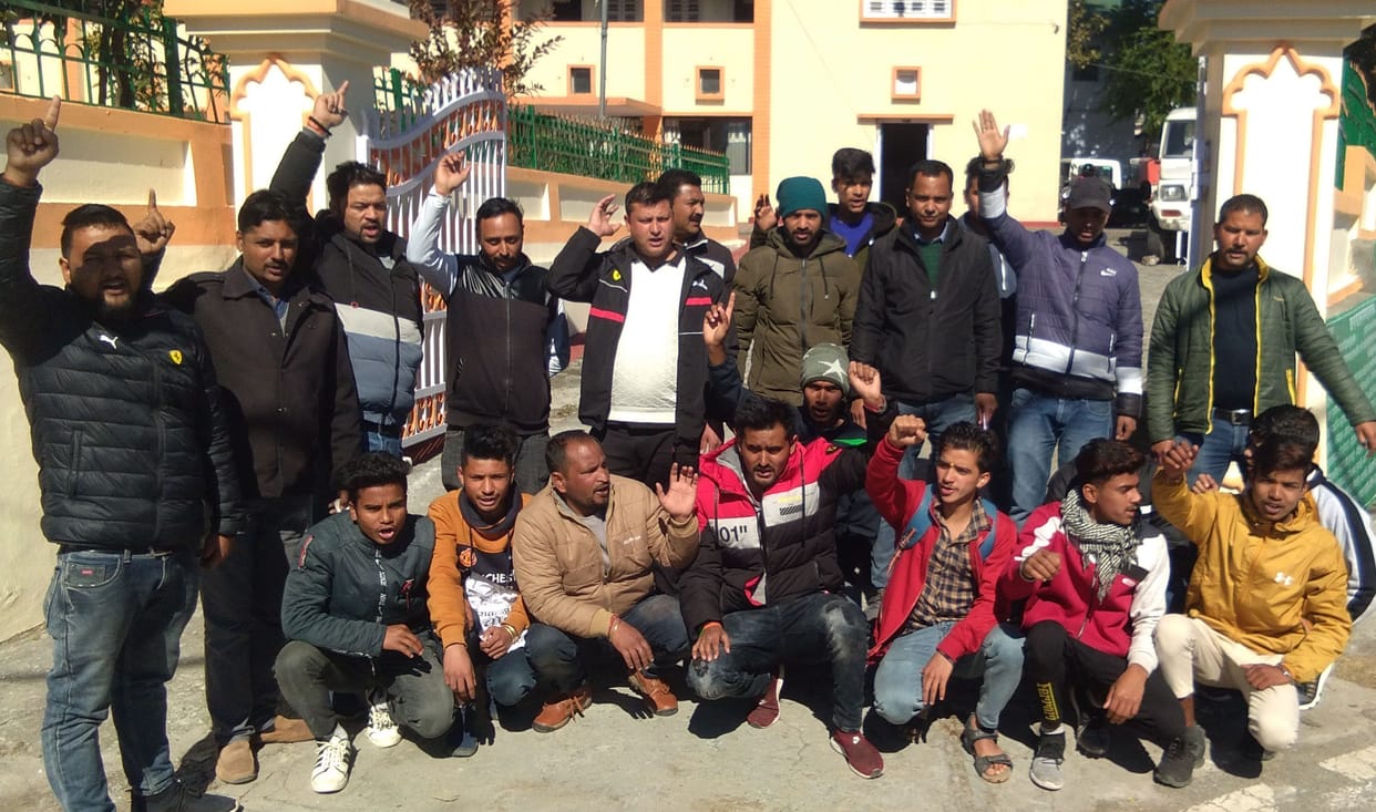Congressmen protest against the verification of local people