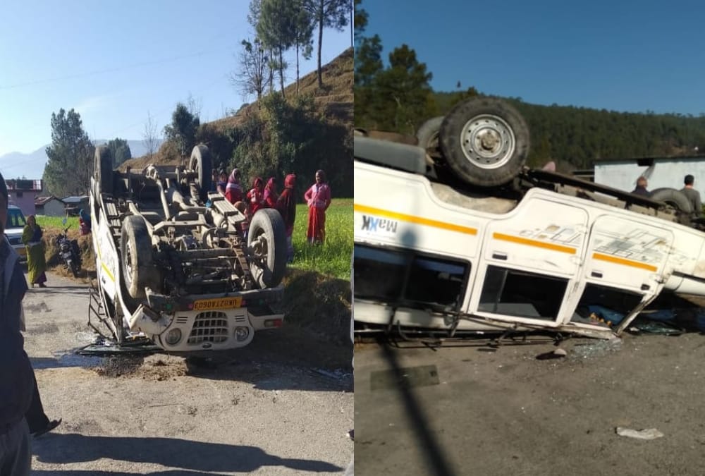 School Vehicle Max OverTurned on road in haldwani, 24 Students Injured