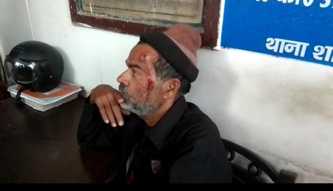 Elderly head beaten up by police officer, mob surrounded police station