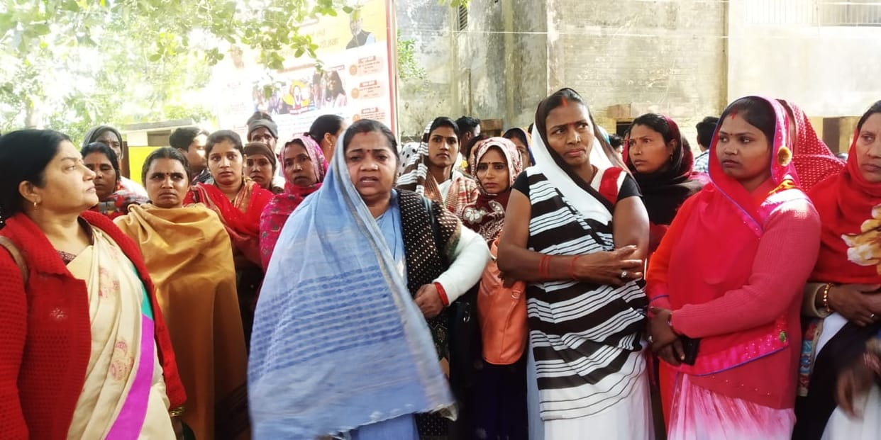 Asha workers protest against beating in police station gorakhpur