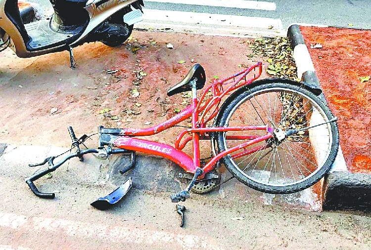 BMW car hit cycleman, died