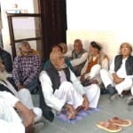 धरने पर बैठे कांग्रेस नेता राणा राहुल सिंह व अन्य।