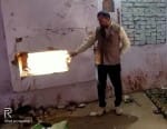 चोरों के लगाई गई सेंध दिखाता सेल्समैन।