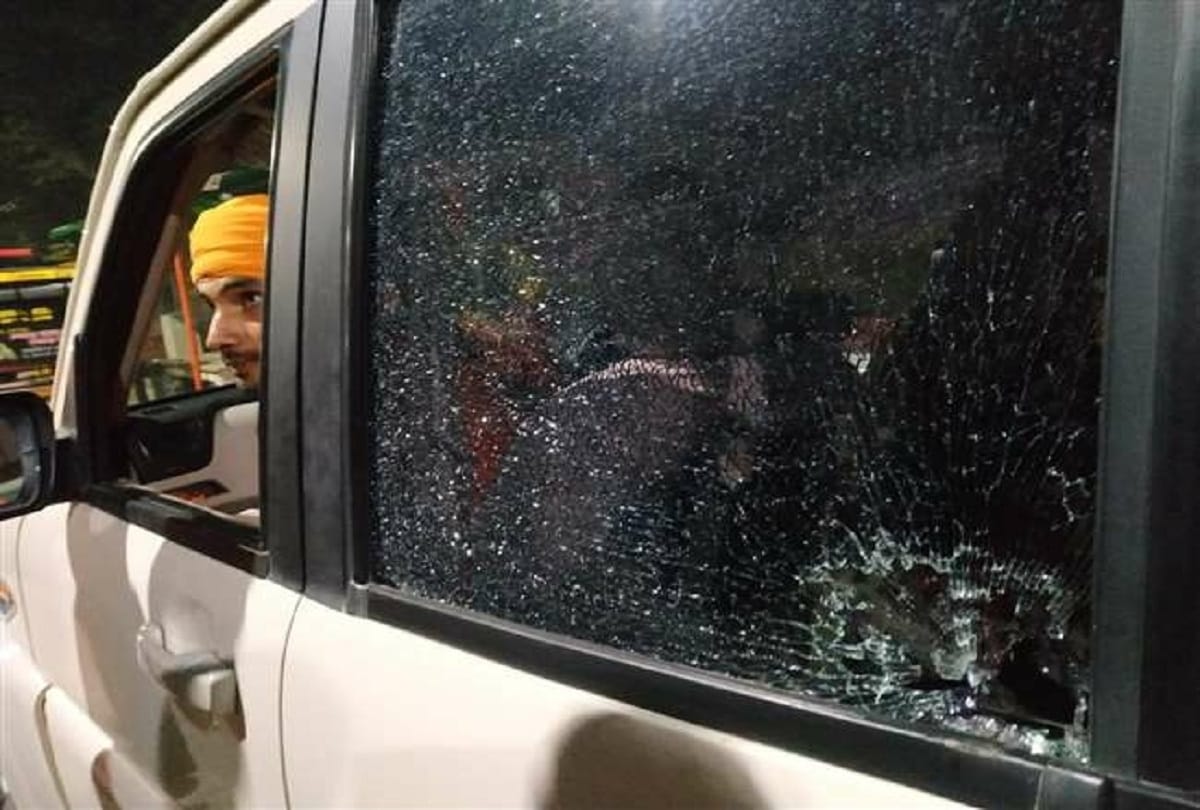 Stone pelting on vehicle of Shri Nath Baba Math