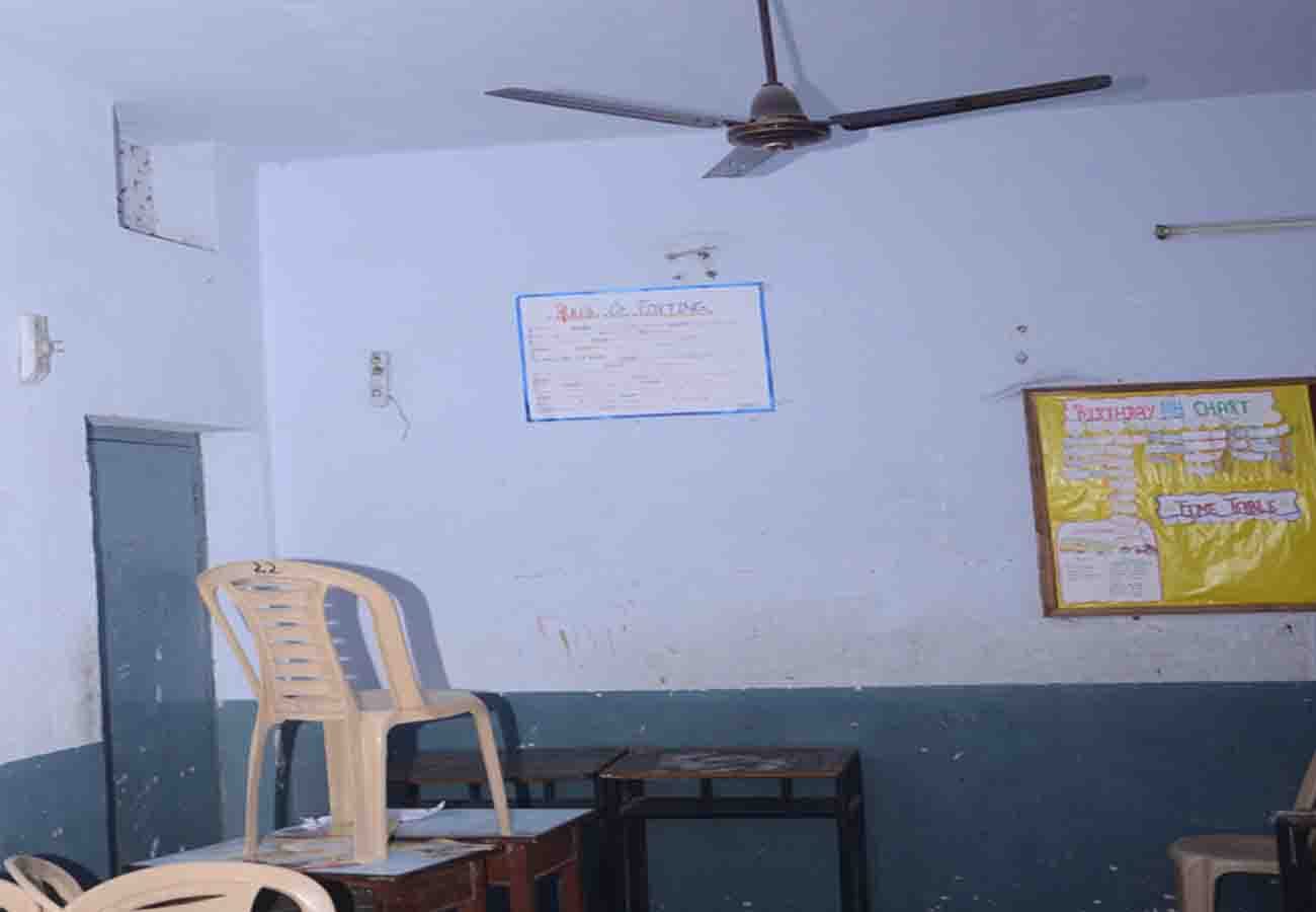 9th student's body was found hanging in the school, the father crying bitterly